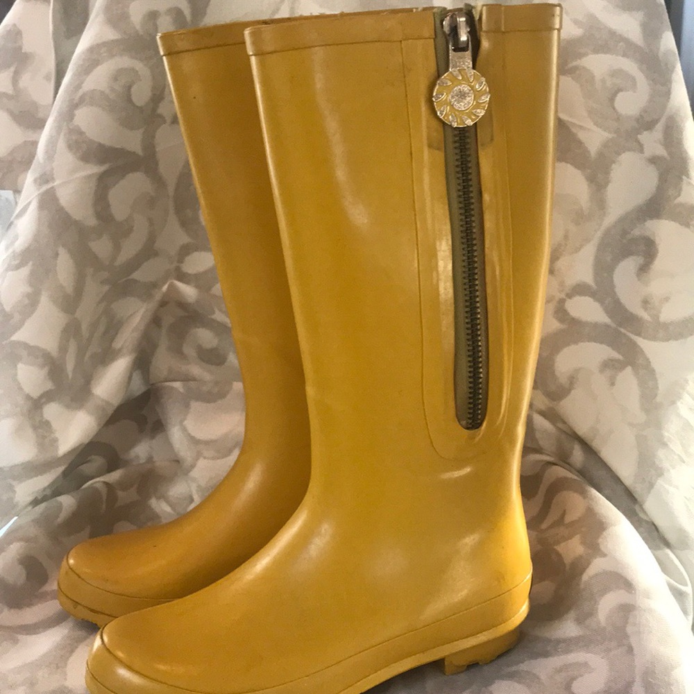 Jack Rogers rain boot.